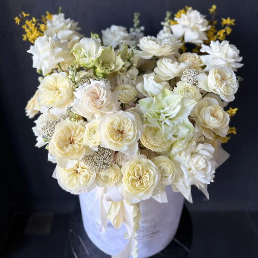 WOW композиция из пионовидных и кустовых роз с ранункулюсами и маттиолой в шляпной коробке "Ода безмолвной преданности"