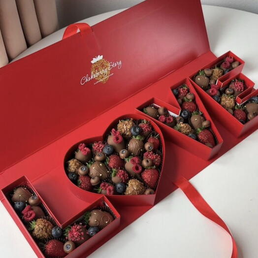 Клубника в шоколаде в большой коробке love, подарок для девушки