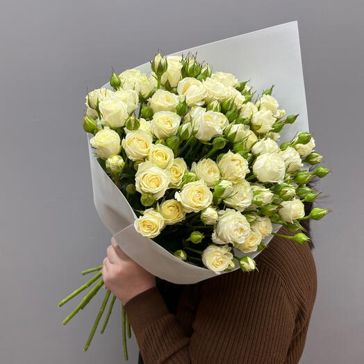 Охапка из 9 белых кустовых роз