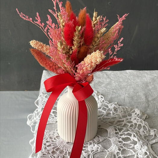 Букет из сухоцветов в вазе с пшеницей и лагурусом