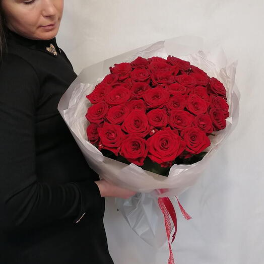 🥰БУКЕТ из 35 красных роз в стильном оформлении