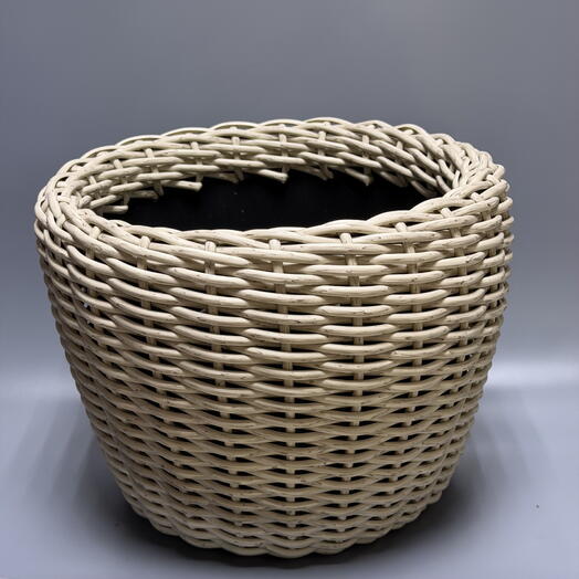 Кашпо из искусственного ротанга