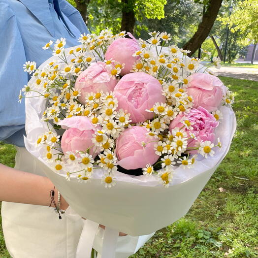 Ароматный букет из пионов и кустовых ромашек