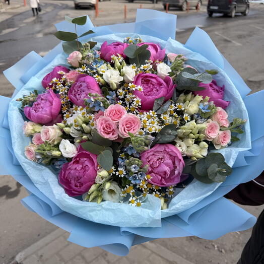Букет Бомбастик  из пионов , Эустомы , кустовой розы