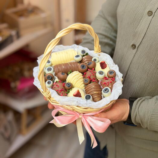 Корзинка с клубникой, бананами, голубикой в бельгийском шоколаде 14