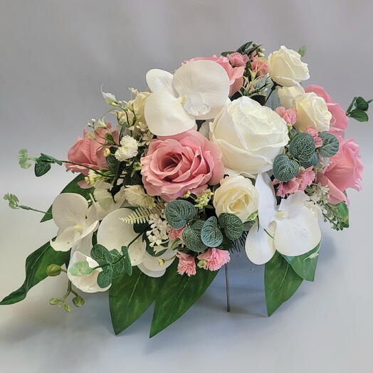 Траурная, ритуальная полянка с орхидеями и розами