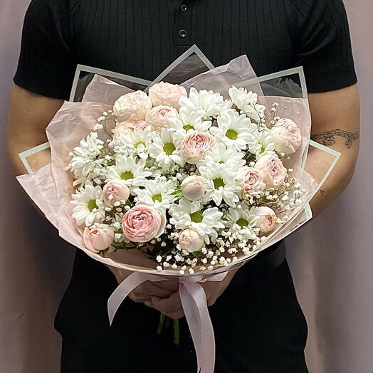 Букет пионовидных кустовых роз и кустовых хризантем (35)