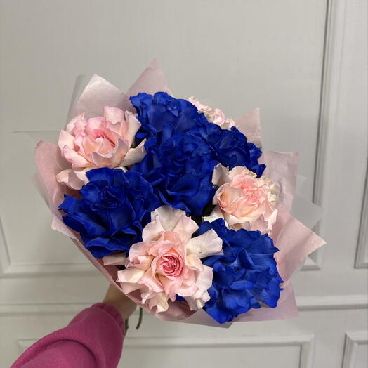 Необычный букет из французских синих и розовых роз