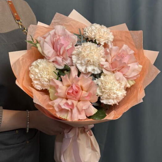 Нежный букет из французских роз и диантусов 🌸🌸🌸