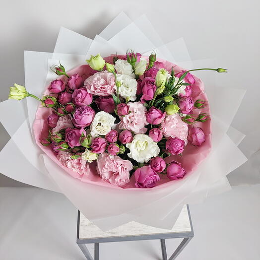 Spray roses and eustoma
