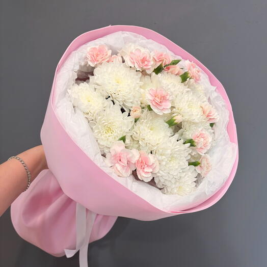 Букет из хризантем и кустовых диантусов