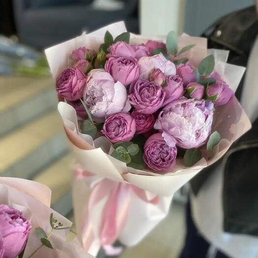 Яркий букет из пионов и кустовых пионовидных роз💕