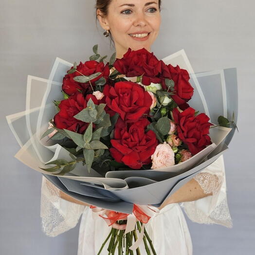 Яркий букет красные французские розы, кустовые розы и эвкалипт