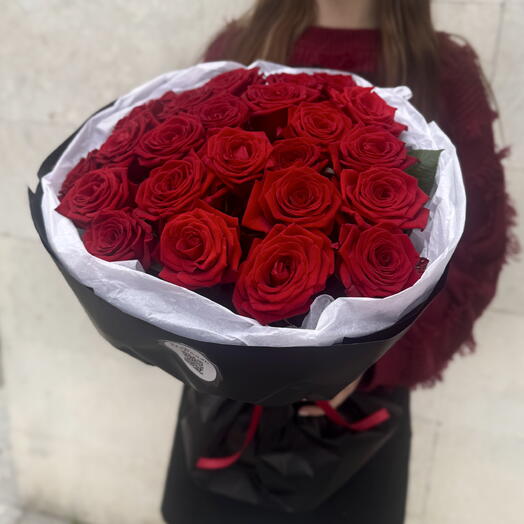 25 роз в черной упаковке