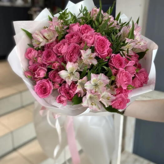 Красивый яркий букетик из кустовой пионовидной розы и альстромерий💕