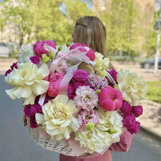 Корзина с пионами и розами