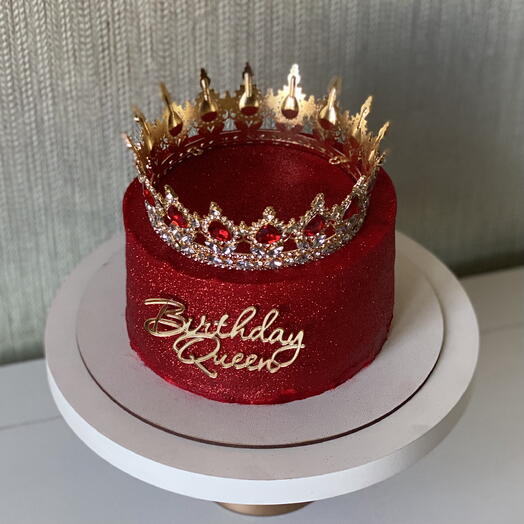 Торт с короной и топпером birthday queen на день рождения