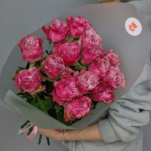 Букет из 15 свекольных роз в матовом оформлении 💗