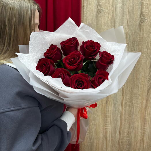 Букет из 9 шикарных красных роз