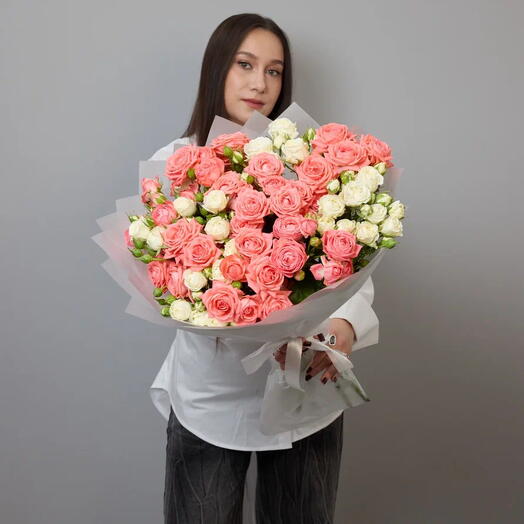 Нежный букет из 11 оранжевых и белых кустовых роз