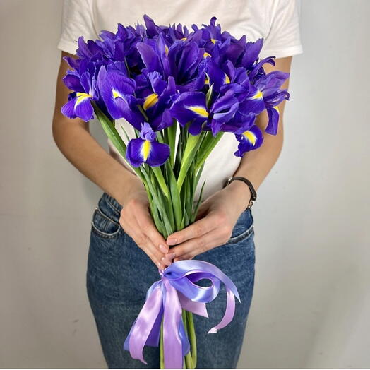Букет из ИРИСОВ 15