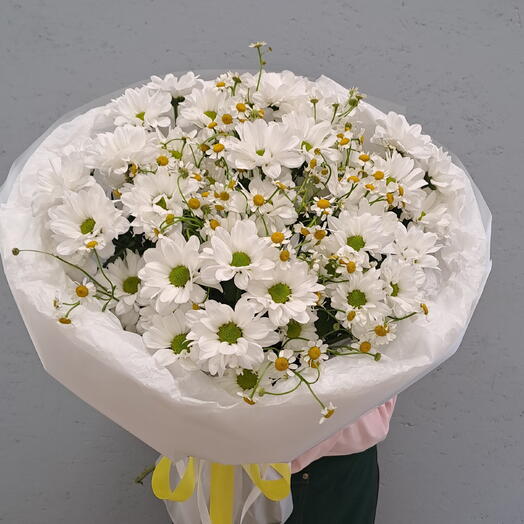 Букет из ромашек полевых и хризантем