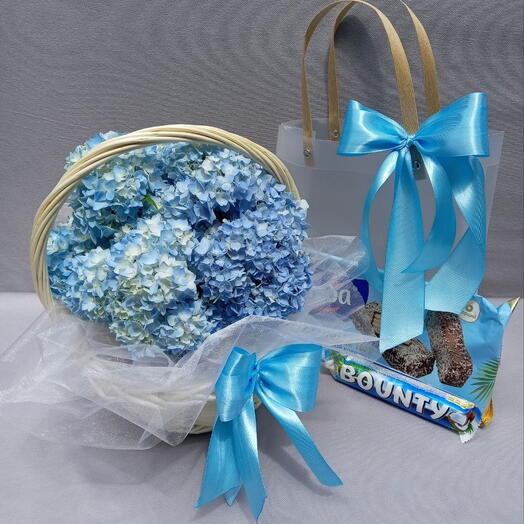 100% SUPER FRESH Sky-blue Hydrangeas and sweet surprise