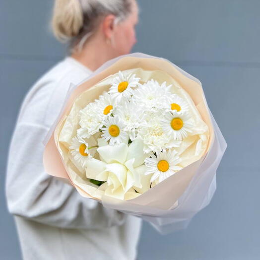 Букет-комплимент с ромашками, белой розой, диантусами и кустовой хризантемой