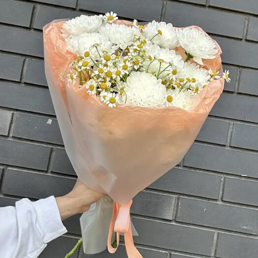 Ромашки и белые кустовые хризантемы в упаковке