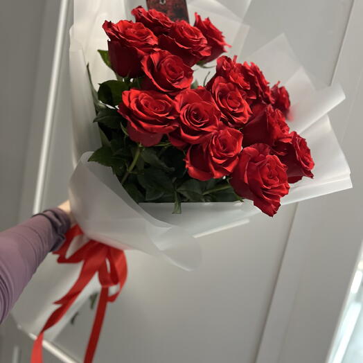 15 алых эквадорских роз