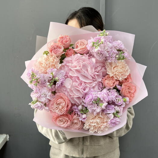 Авторский букет с гортензией, маттиолой и пионовидными розами 🌸
