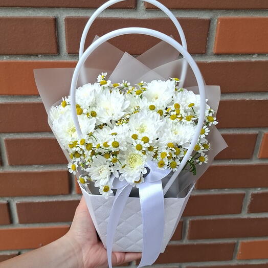 Композиция из ромашек и хризантемы