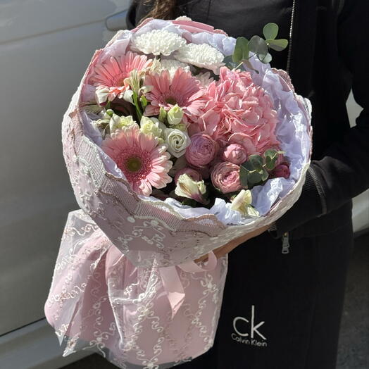 Букет в тюли из кустовых роз,эустом,гортензии,Гербер 💗