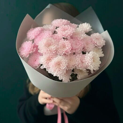 «Милашка» - фирменный букет 5-ти розовых хризантем в сером фоамиране 🌸