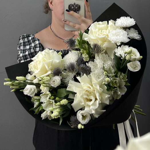 Элегантный букет (французские белые розы, эрингиум, лизиантус, альстромерия, Кустовая хризантема)