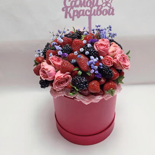 Ягоды и кустовые розы в шляпной коробке