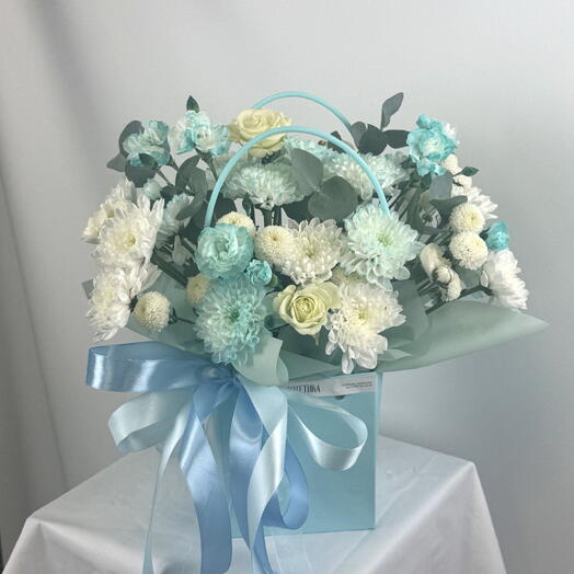 Цветочная композиция с кустовой гвоздикой и хризантемой