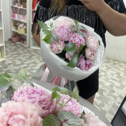 Пионы с веточкой малины😍