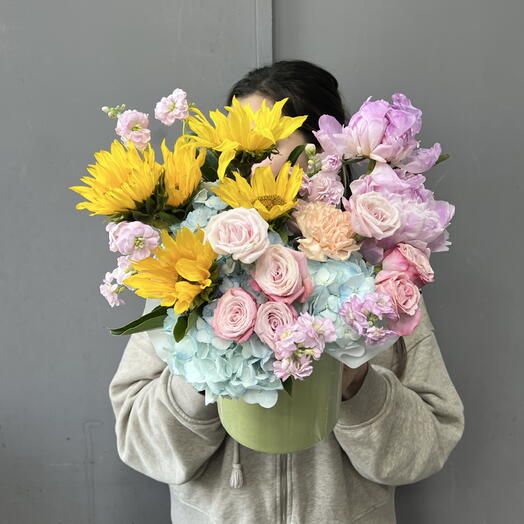Яркая композиция в шляпной коробке с пионами и подсолнухами🌸