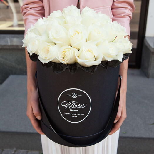 Grand Hatbox with white roses BLVCK