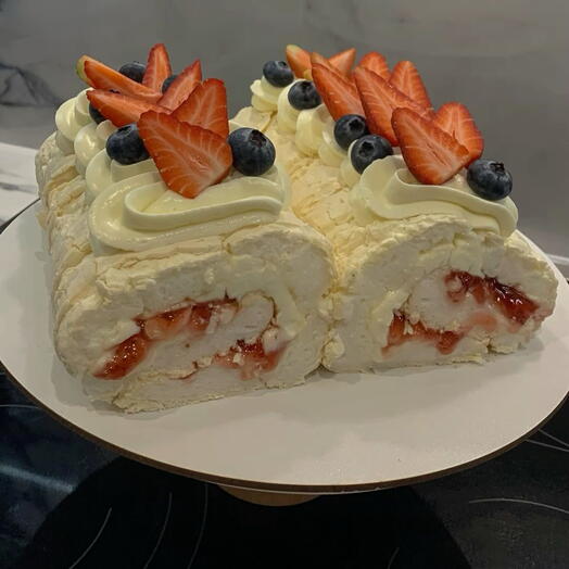 Меренговый рулет с начинкой из крупной малины — 1 кг