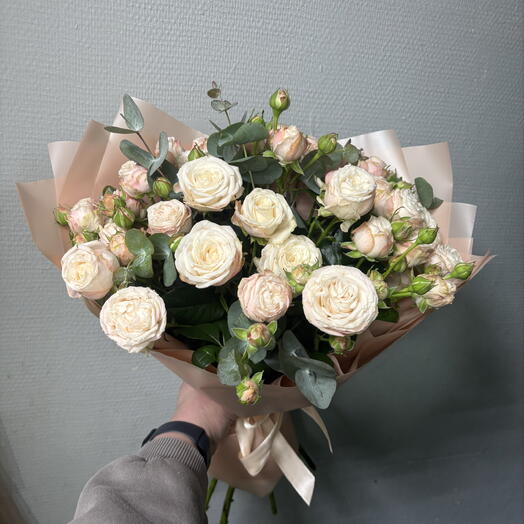 Букет из кустовых пионовидных роз