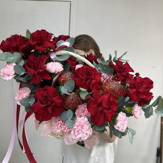 Корзина с французскими розами диантусами