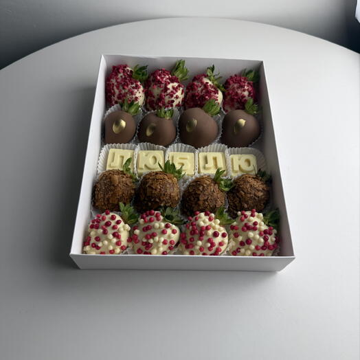 Dulce regalo de fresa cubierto de chocolate