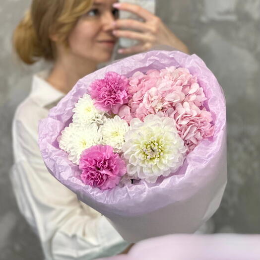 Букет нежный георгин, гортензия, кустовая хризантема и диантусы
