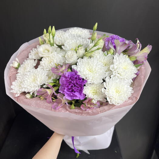 Яркий букет из кустовой хризантемы , альстромерии, одноголового диантуса и эустомы