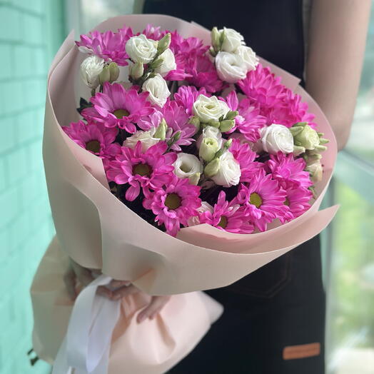 Розовые хризантемы и эустома
