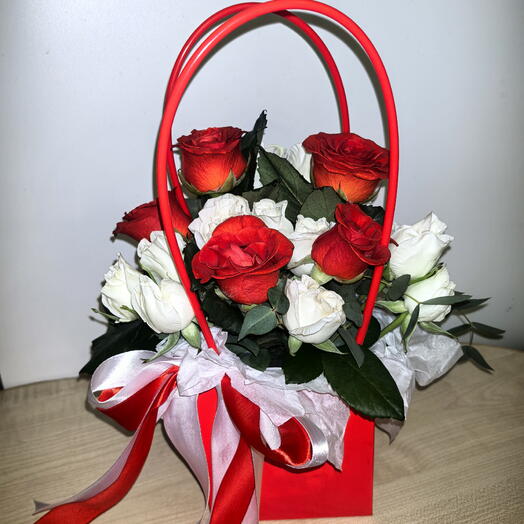 Сумочка из кустовых роз