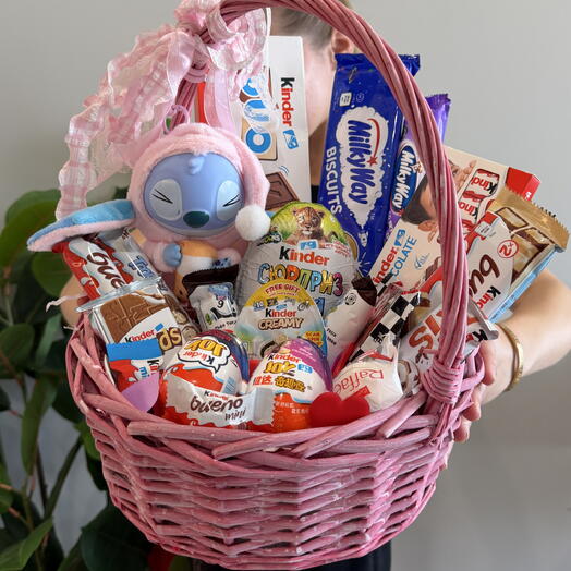 Корзина редких сладостей киндер, Milky Way, Kit Kat с мягкой игрушкой Стич для любимой девушки, парню, маме, детям и