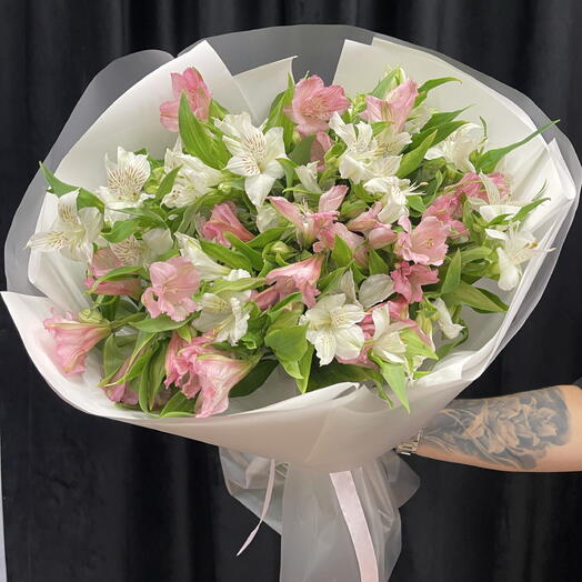 Пышный букет из 15 стойких альстромерий🌸